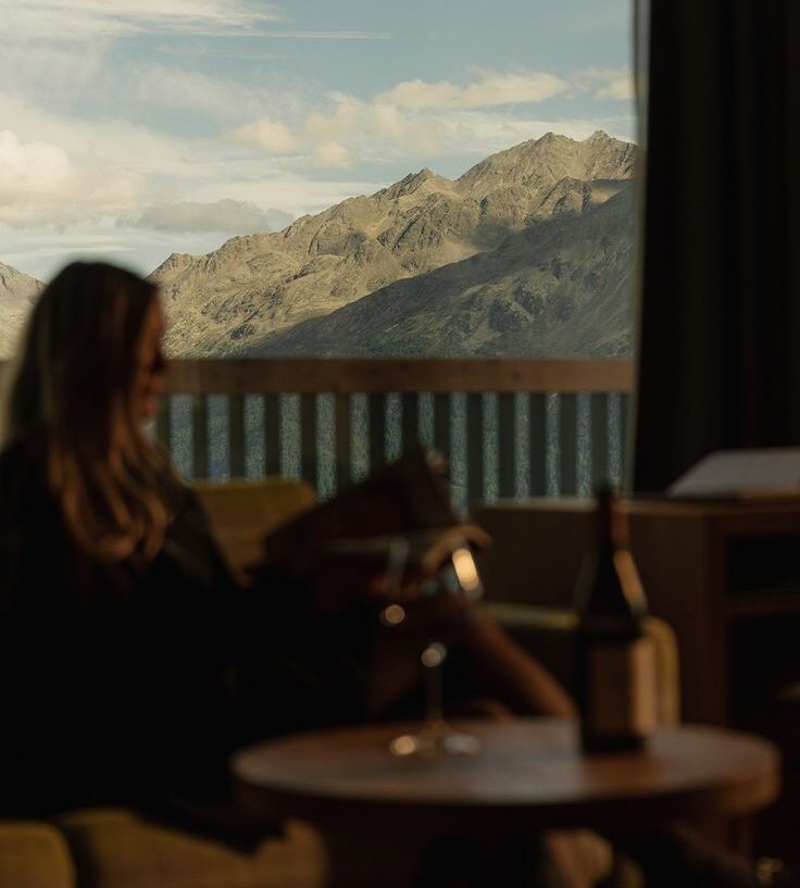 ausblicke, die euch den atem rauben, und ein glas wein, das ihre seele wärmt – so schmeckt die schöne aussicht 🍷
